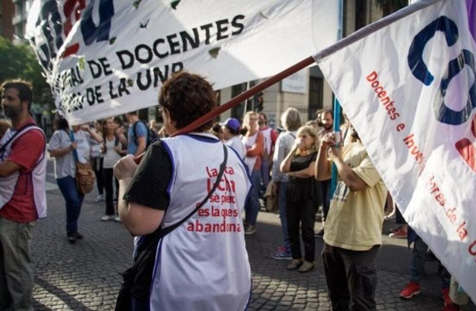 Docentes de la UNR van al paro por una urgente recomposición salarial