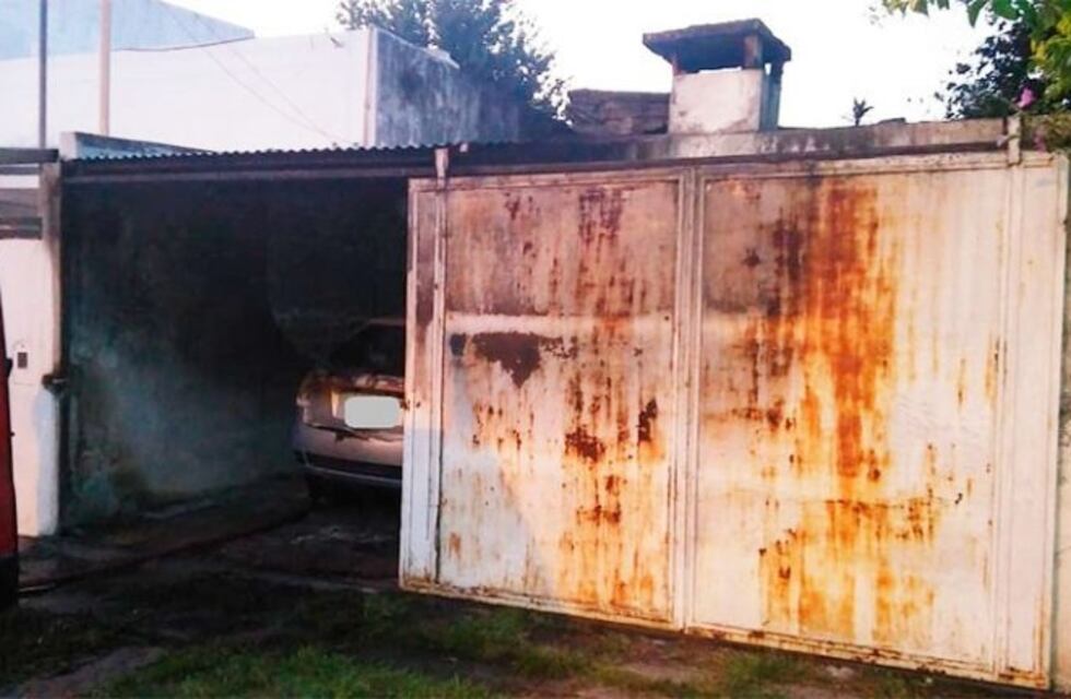 Dos autos se incendiaron completamente