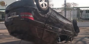 El vehículo quedó con el techo sobre el asfalto, en un vuelco terrible\u002E La conductora se encuentra en buen estado\u002E
