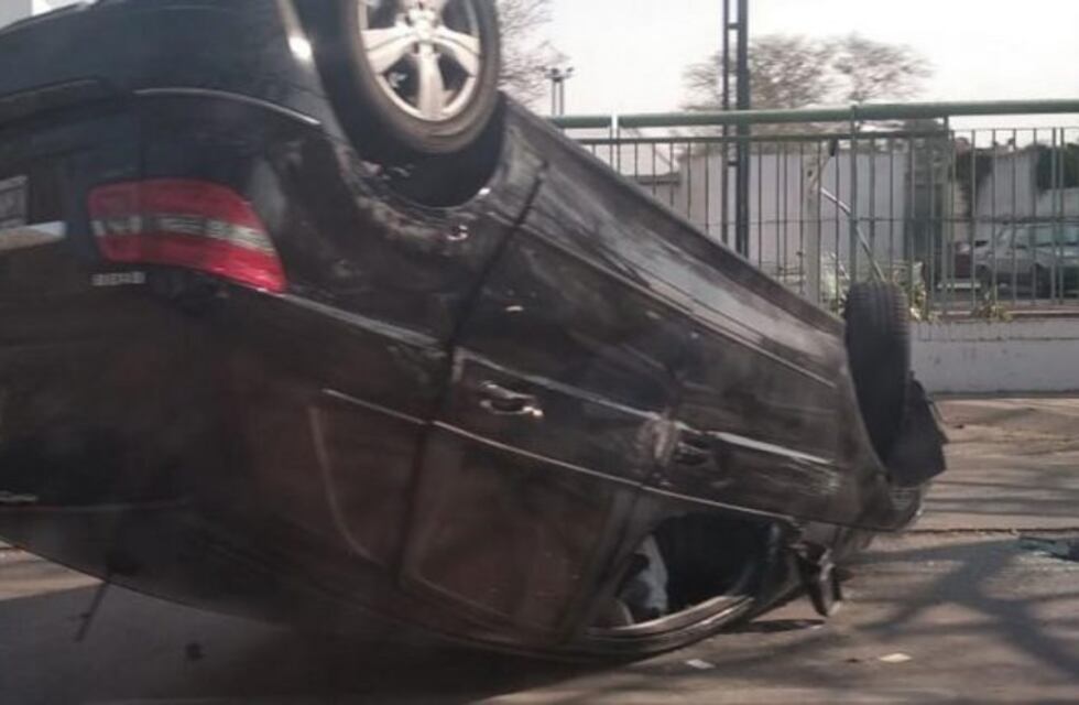 Tremendo vuelco en avenida Rafael Ñúñez