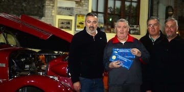 La entrega de patentes a los 5 nuevos autos antiguos  se realizó este martes\u002E (Prensa Municipalidad de Rafaela)