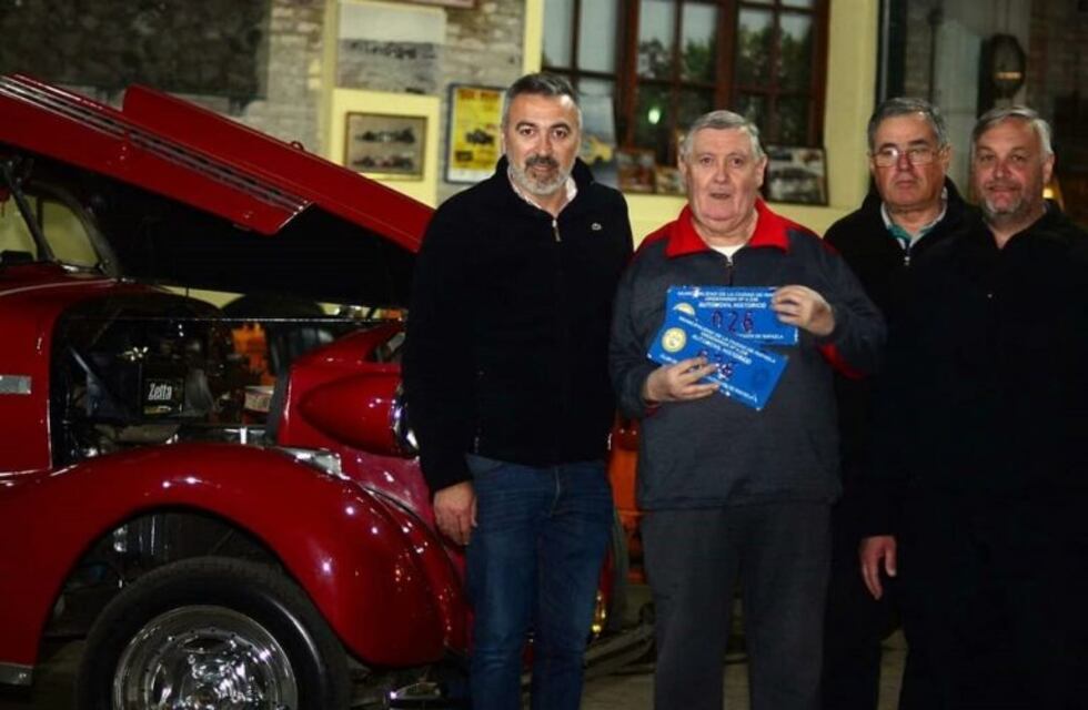 El Municipio entregó patentes a propietarios de autos antiguos