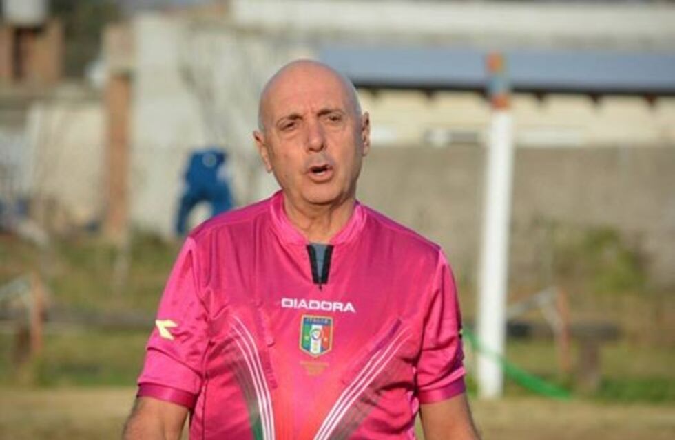 Árbitro salvó la vida a un jugador en medio de un partido