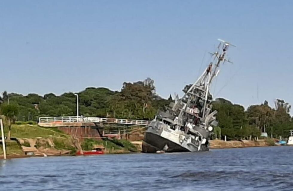 Se hunde en San Pedro el remolcador Irigoyen, mientras la Armada y los vecinos tratan de salvar la nave