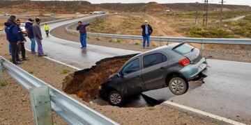 Colapsó una ruta y un auto cayó en un cráter en Neuquén