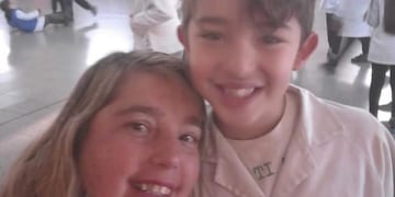 Sonia y su hijo Santi luego de ser salvado por Carolina, la maestra de Laguna Larga que le salvó la vida\u002E (Foto El Doce TV)