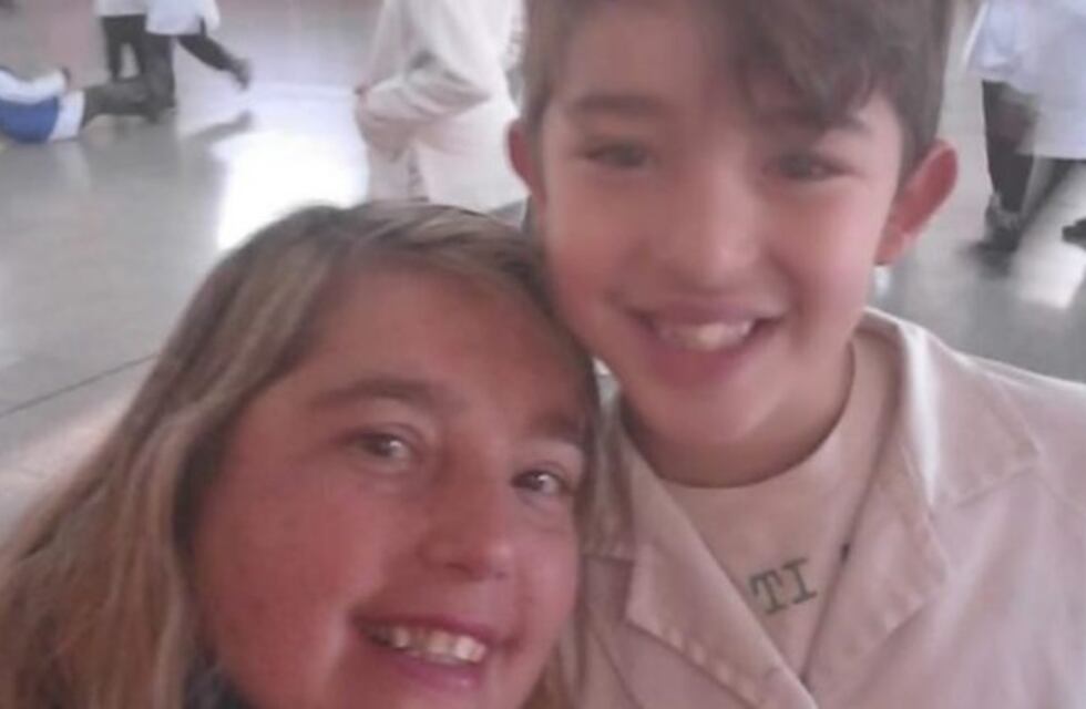 Maestra héroe: le salvó la vida a un alumno que se había tragado el pico de una botella con agua