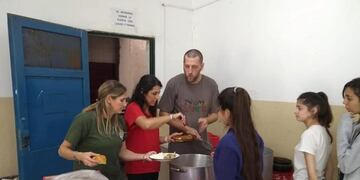Profesores y alumnos del Ipetaym 68 en la cocina