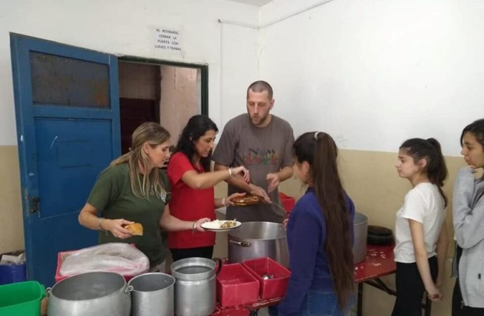 Faltó la cocinera y los profesores del secundario de Arroyito se pusieron el delantal