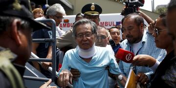 Peru's former President Alberto Fujimori leaves the clinic where he was transferred from his prison cell to undergo neurological tests after feeling dizzy and briefly losing the strength in his legs, his doctor said, in Lima, March 31, 2016\u002E REUTERS/Janine Costa TPX IMAGES OF THE DAY peru lima Alberto Fujimori expresidente de peru sale de prision para tratamiento medico