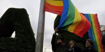 BUENOS AIRES (ARGENTINA), 28/06/2016\u002E- Un grupo de personas de la comunidad LGBT cuelgan la bandera arco iris que se alzó hoy, martes 28 de junio de 2016, junto al emblemático Obelisco de Buenos Aires (Argentina) para conmemorar el día internacional del Orgullo LGBT\u002E EFE/Nerea González\r\n buenos aires logo de la ciudad de buenos aires bandera bandera arcoiris orgullo gay diversidad sexual dia conmemoracion