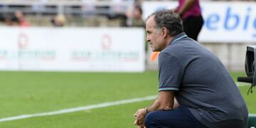 Lille's Argentinian head coach Marcelo Bielsa looks on from the touchline during the French Ligue 1 football match between Strasbourg (RCSA) and Lille (LOSC) at The Meinau Stadium in Strasbourg, eastern France on August 13, 2017\u002E / AFP PHOTO / PATRICK HERTZOG