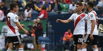 Elías López (izquierda) tuvo su primer partido en River\u002E