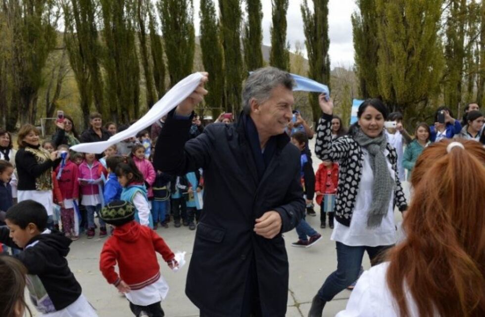 Lo que no se vio de la visita de Macri a Mendoza: bailó, como pudo, una cueca