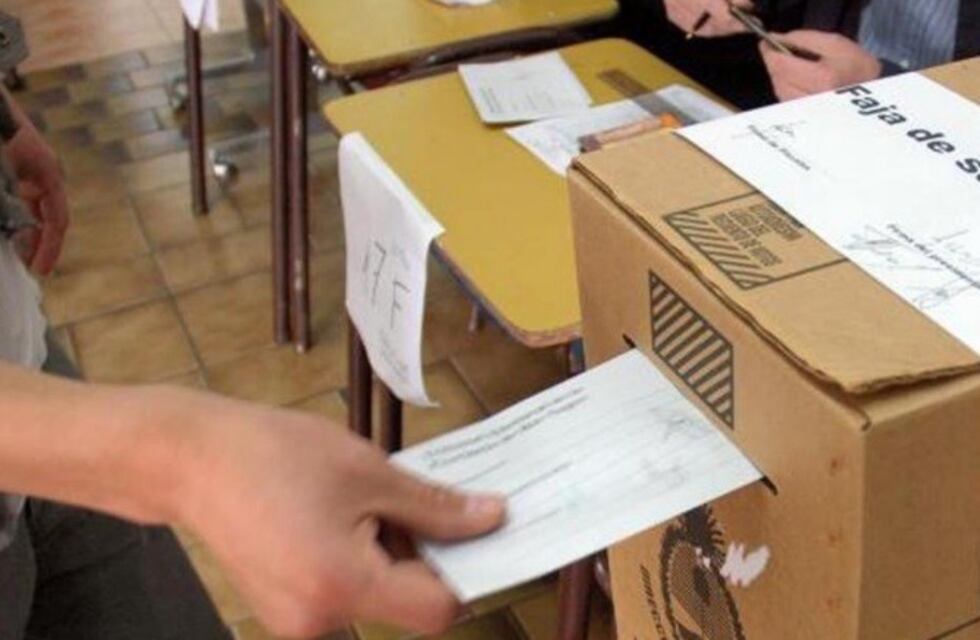 La ley que "obliga" a Cornejo a desdoblar las elecciones