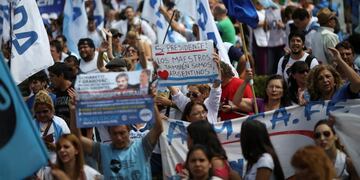 BAS014. BUENOS AIRES (ARGENTINA) 22/03/2017.- Manifestantes sostienen carteles durante una protesta denominada Marcha Federal Educativa hoy, miu00e9rcoles 22 de marzo de 2017, en la Plaza de Mayo de Buenos Aires (Argentina). Miles de docentes llegados de dive