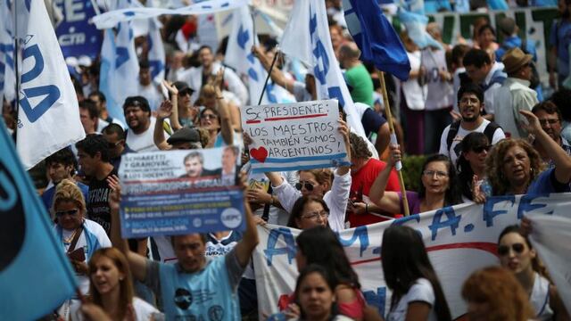 BAS014. BUENOS AIRES (ARGENTINA) 22/03/2017.- Manifestantes sostienen carteles durante una protesta denominada Marcha Federal Educativa hoy, miu00e9rcoles 22 de marzo de 2017, en la Plaza de Mayo de Buenos Aires (Argentina). Miles de docentes llegados de dive