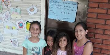 Unas genias: venden dibujos para comprar comida para perros de la calle