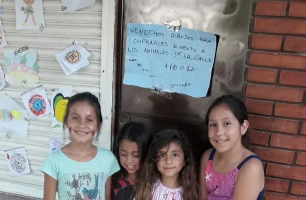 Unas genias: venden dibujos para comprar comida para perros de la calle
