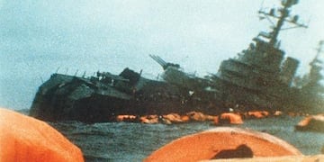 El Crucero ARA General Belgrano, durante su hundimiento el 2 de mayo del ´82, tras ser atacado por un submarino nuclear británico, en la guerra de las Malvinas\u002E