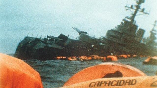 El Crucero ARA General Belgrano, durante su hundimiento el 2 de mayo del ´82, tras ser atacado por un submarino nuclear británico, en la guerra de las Malvinas\u002E