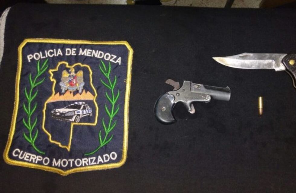 Sorprenden en Guaymallén a individuo dentro de un auto con un arma cargada