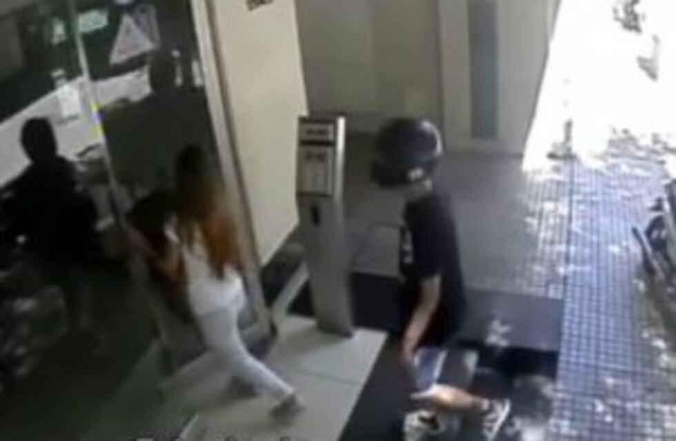 Una joven fue víctima de un motochorro en pleno centro y el asalto quedó registrado
