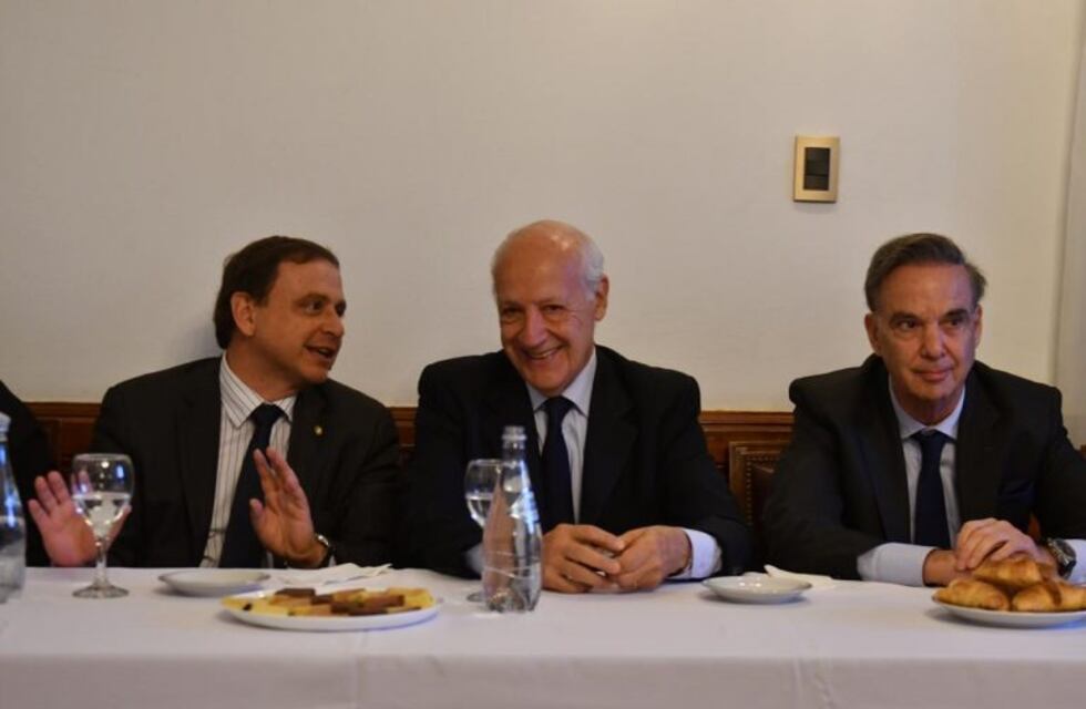 Lavagna ratificó ante senadores del PJ que no quiere ir a las PASO y que será candidato sólo por consenso