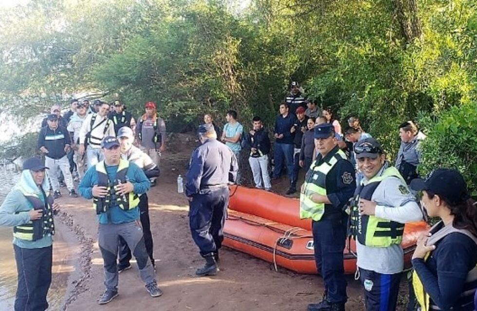 Buscan desesperadamente a un pescador que fue arrastrado por el río Juramento