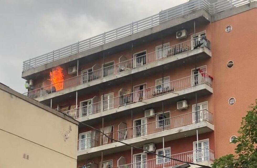 Minutos de tensión en un edificio de Barrio Sur tras el incendio de uno de los departamentos del último piso