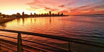 Amanecer en el Paraná visto desde la Costanera de Posadas\u002E