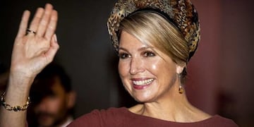La reina de Holanda marcó tendencia al lucir un llamativo casquete de plumas
