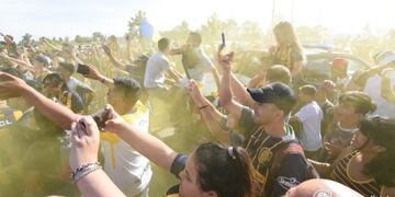 Caravana de hinchas canallas despidieron al plantel en el Aeropuerto