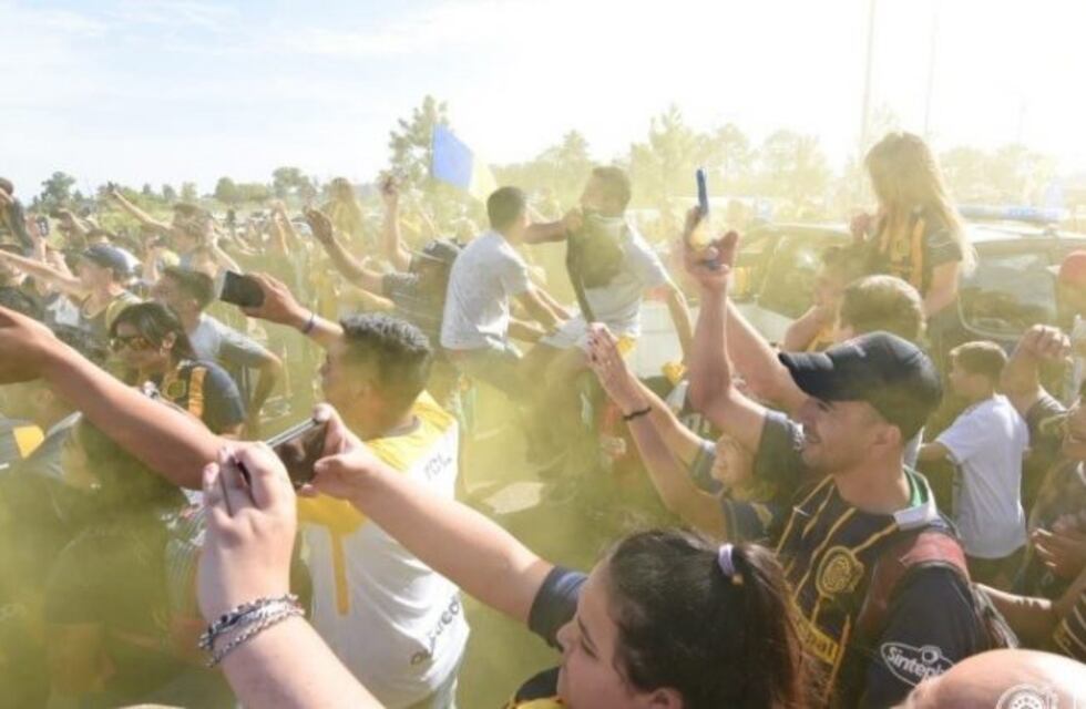 Una multitud de canallas despidió al plantel antes de partir hacia Mendoza