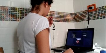 Las alumnas bailan bajo la atenta mirada de la profesora\u002E (Foto: Eugenia Lucero)\u002E