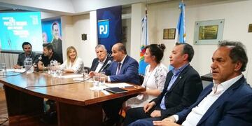 Manzur y Gioja volvieron a mostrarse juntos, esta vez en un ciclo debate junto a otros gobernadores\u002E (@Sebastián Iñurrieta)