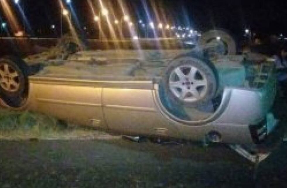 Un automovilista resultó herido tras volcar en la bajada del puente de la ruta 9