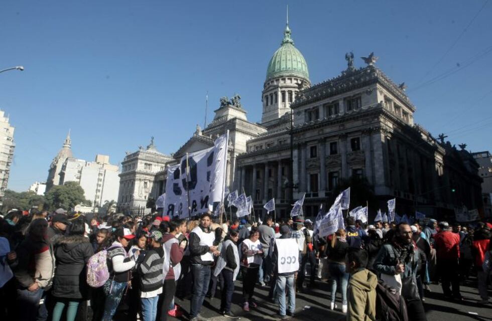 La CGT y gremios oficialistas aguardan fuera del Congreso mientras se debate Ganancias