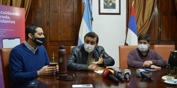 Oscar Herrera Ahuad con los ministros Marcelo Pérez y Oscar Alarcón, tditulares de Gobierno y de Salud en el gobierno provincial\u002E (MisionesOnline)