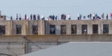 Presos de la Unidad 10 de Melchor Romero protestan en los techos y reclaman domiciliarias\u002E (Twitter)