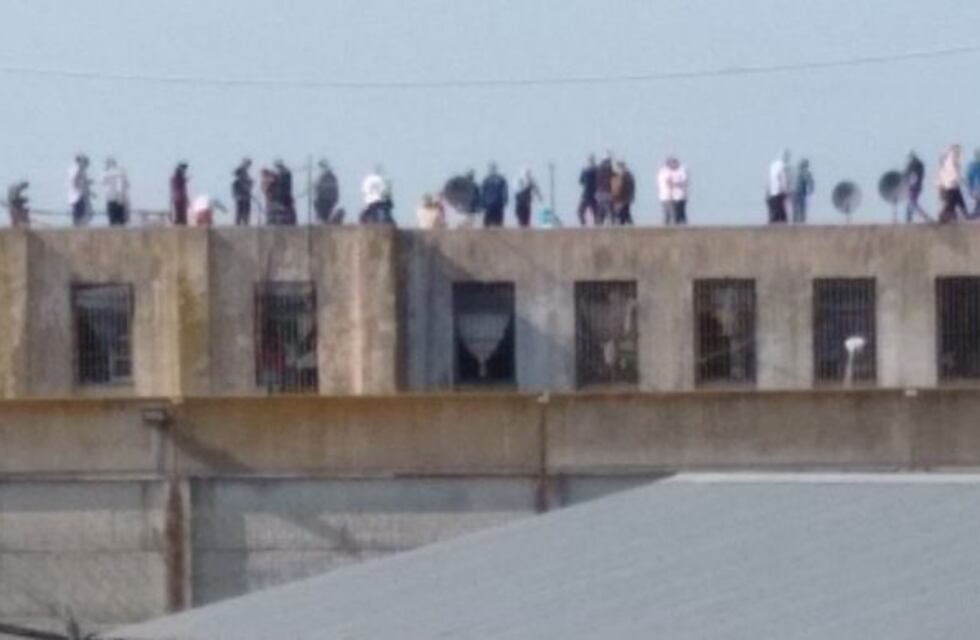 Presos de la Unidad 10 de Melchor Romero protestaron en los techos en reclamo de domiciliarias