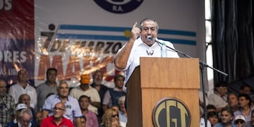 7 marzo 2017 Movilizaciu00f3n en reclamo por las politicas economicas del gobierno Movilizaciu00f3n de las centrales sindicales en contra de la politica econu00f3mica del gobierno Hector Daer, general secretary for the General Confederation of Labor (CGT), speaks dur