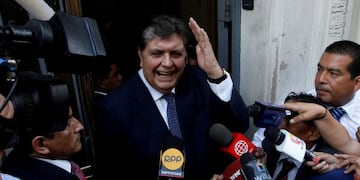 FILE PHOTO: Former president of Peru Alan Garcia arrives to the National Prosecution office to testify in Odebrecht case in Lima, Peru February 16, 2017\u002E REUTERS/Guadalupe Pardo/File Photo