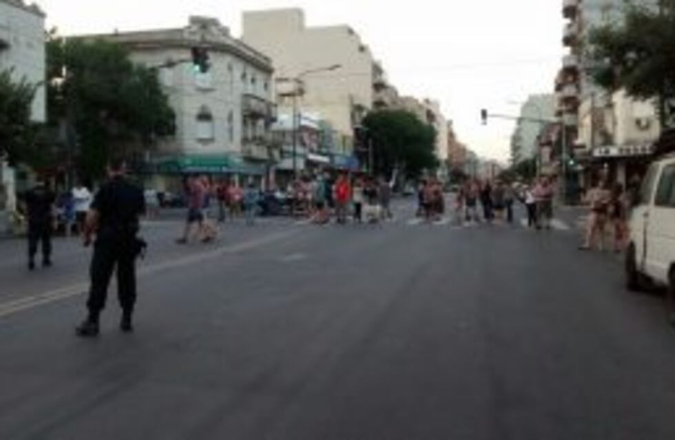 Vecinos de Villa del Parque cortaron la calle por la falta de luz desde el sábado