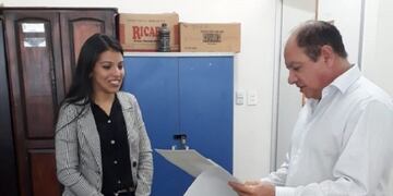 El decano de la Facultad de Humanidades (FH) de la Universidad Nacional de Formosa (UNaF), Lic\u002E José Luis Guillen, entregó los primeros títulos de grado gestionados con la nueva modalidad