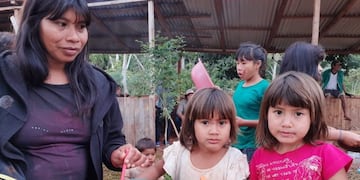 Niños de la aldea mby guaraní Jasy Porá de Puerto Iguazú comiendo un locro que donaron vecinos de la ciudad\u002E (Javier Rodas)