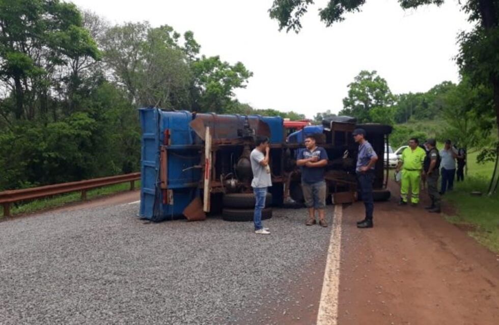 Un camión despistó y volcó  sobre la calzada de la Ruta 12