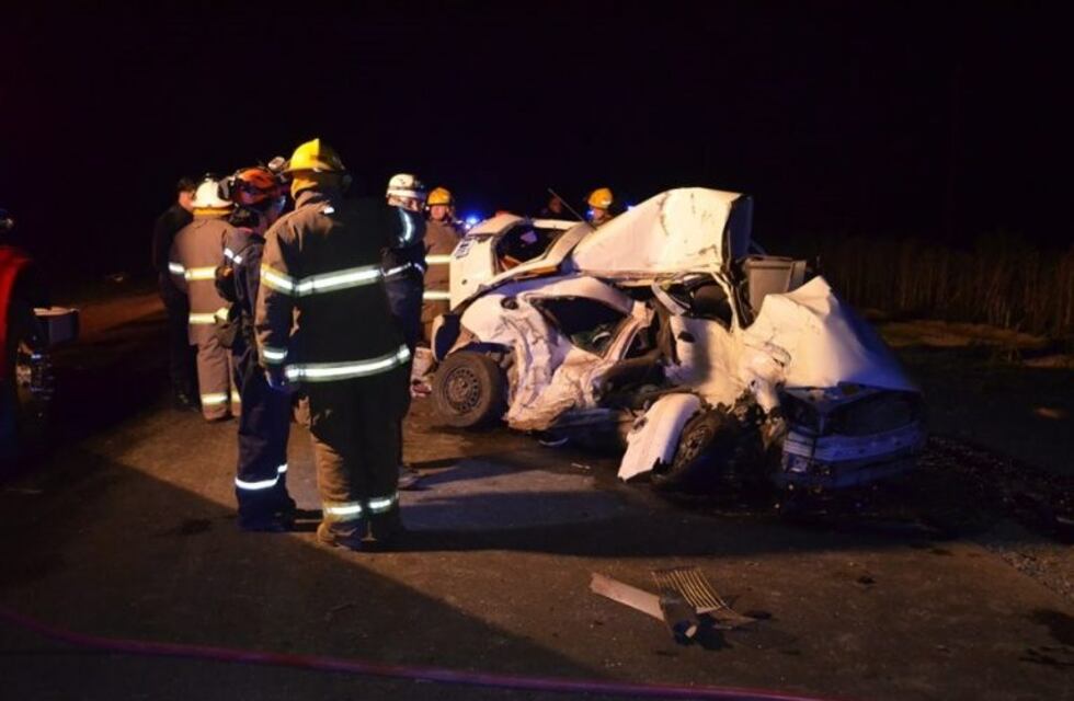 Impactante choque en ruta 10 dejó una mujer fallecida y un auto destrozado