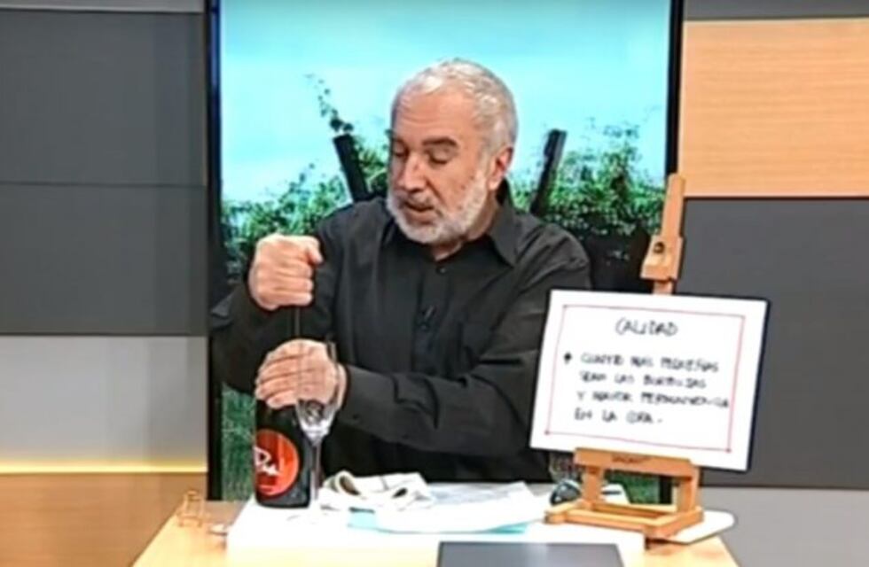 Quiso abrir una botella de espumante como un profesional pero terminó empapado