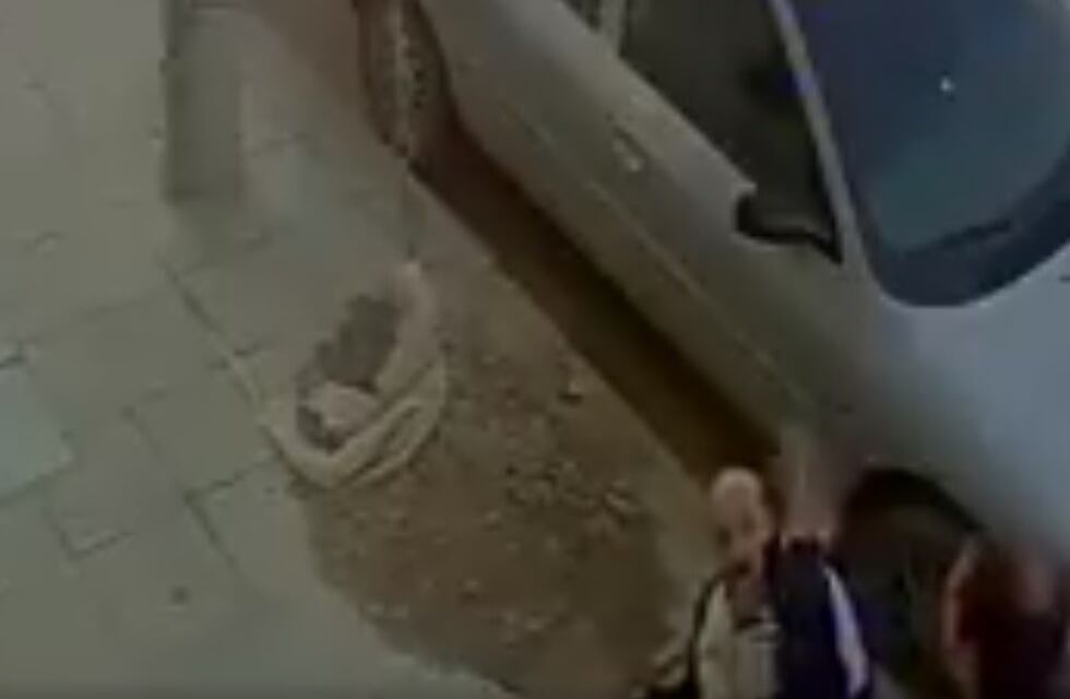 Un hombre mayor estacionó frente al garaje de un entrenador de rugby y recibió una paliza